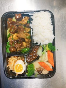 Order BD11. 百叶结红烧肉饭 Braised Pork Belly with Tofu Knots food online from Shanghai Fresh store, Cambridge on bringmethat.com