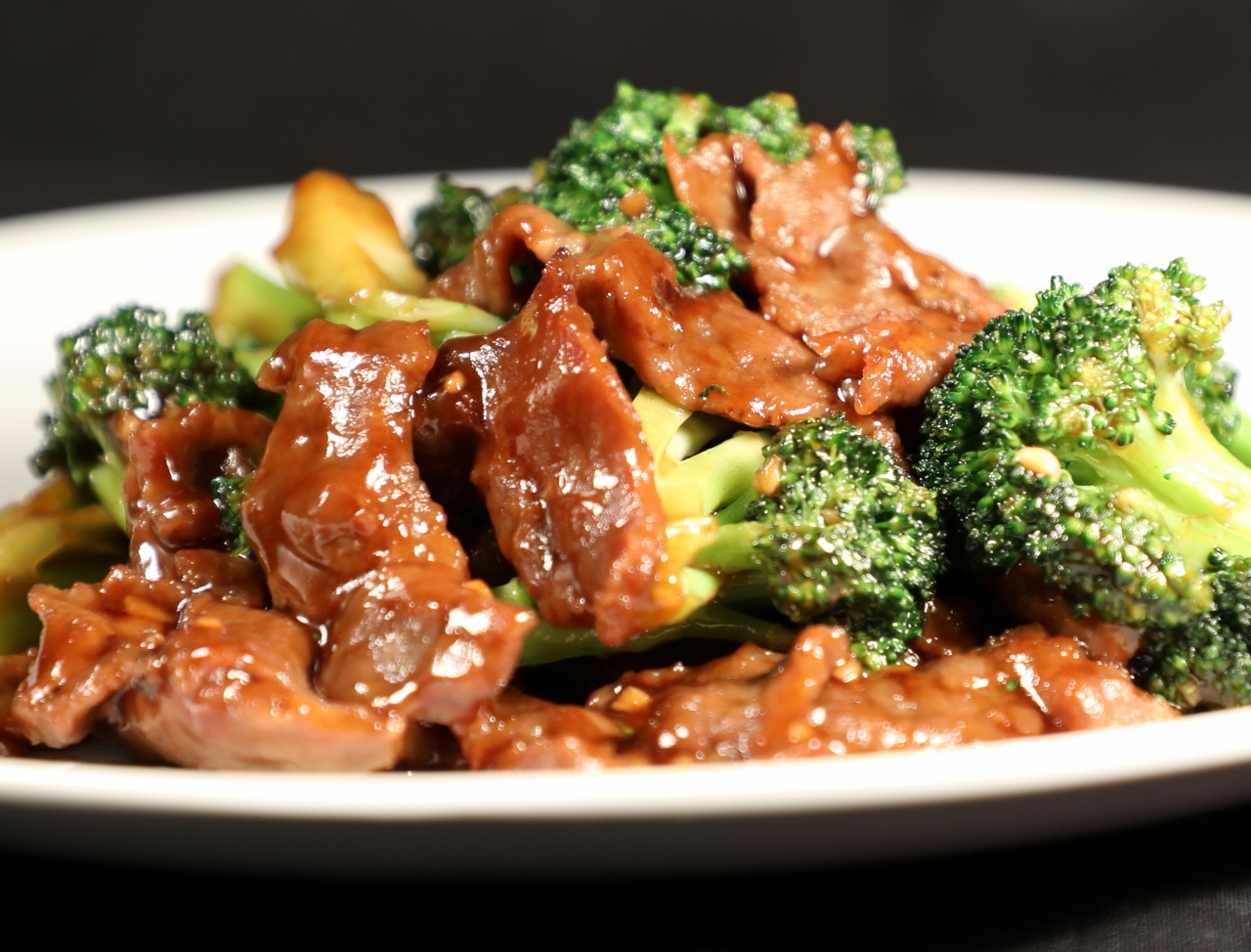 Order 31. Beef with Broccoli food online from Chef Ming's Kitchen store, Beverly Hills on bringmethat.com