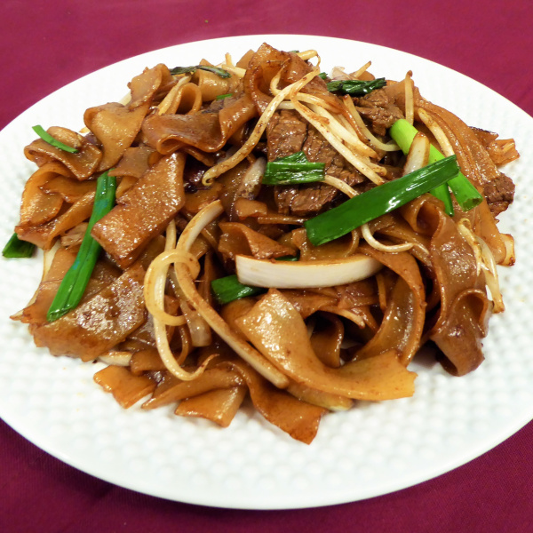 Order Beef Chow Fun ( Flat Rice Noodle ) 干炒牛河 food online from King Kee store, San Francisco on bringmethat.com