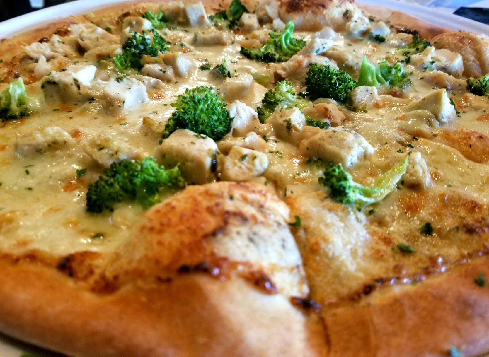 Order Chicken Alfredo Pizza - Personal 9'' food online from American Classic Pizzaria store, Billings on bringmethat.com