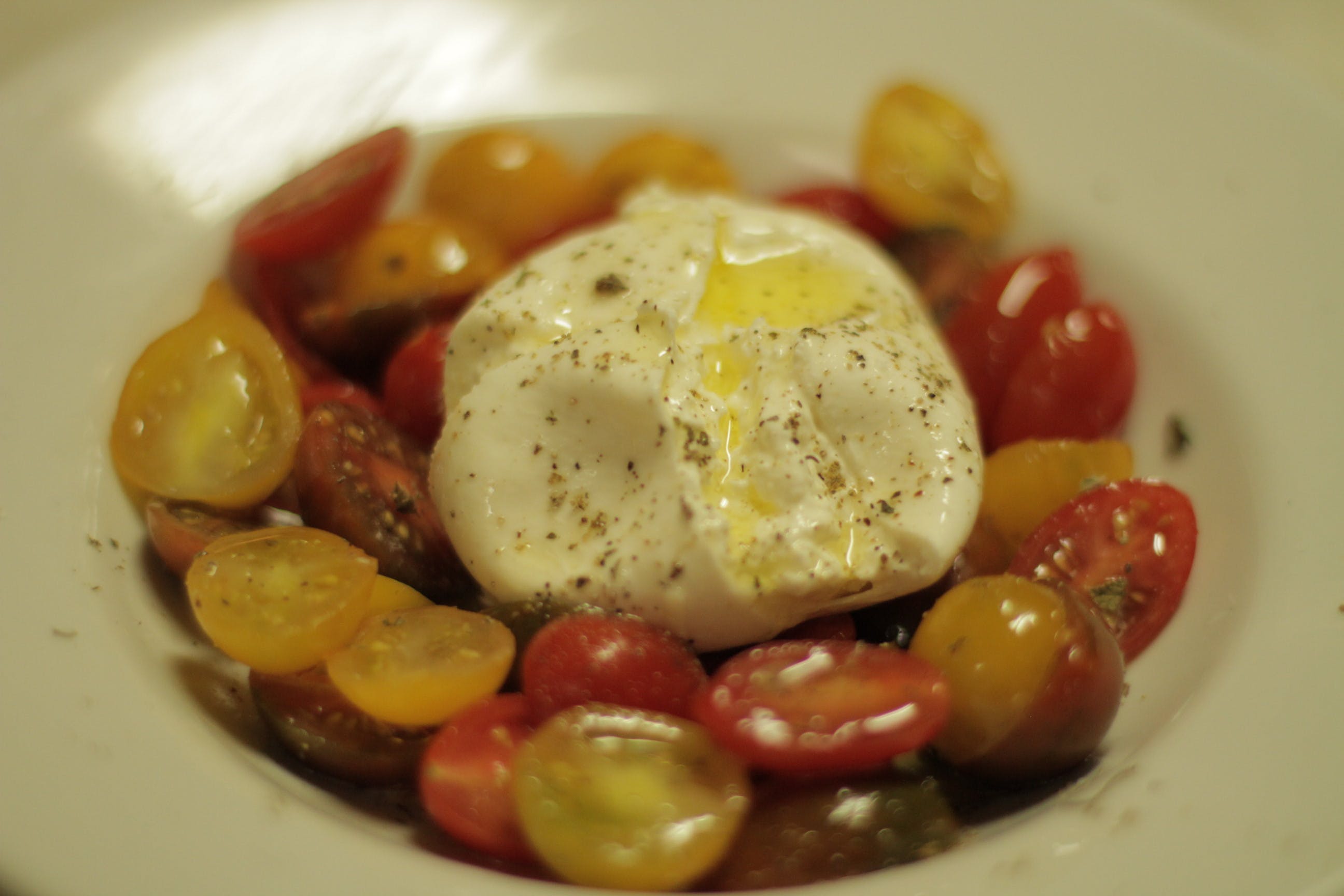 Order Caprese Con Burrata - Appetizer food online from Oltre Mare store, San Diego on bringmethat.com