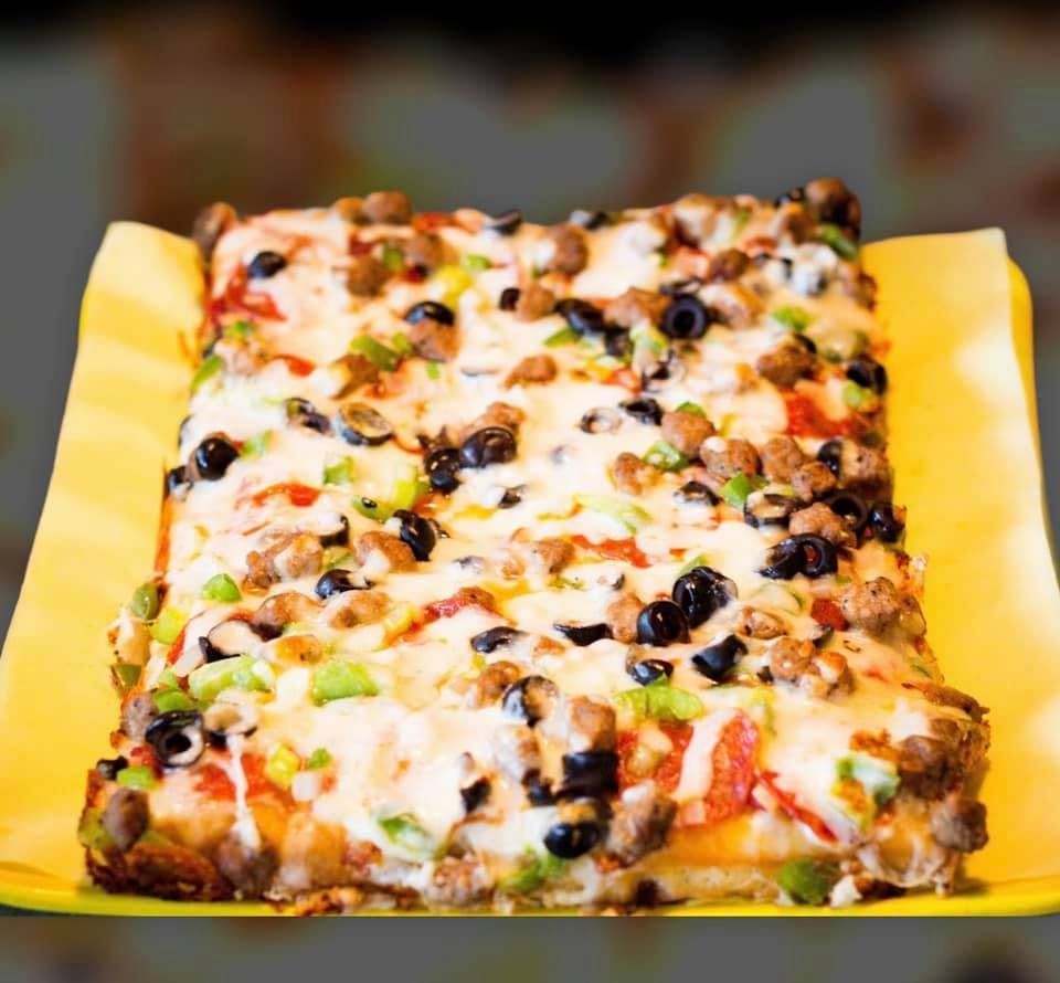 Order Al's Favorite Pizza - Small food online from Cuscatlan Salvadorean Cuisine store, Escondido on bringmethat.com