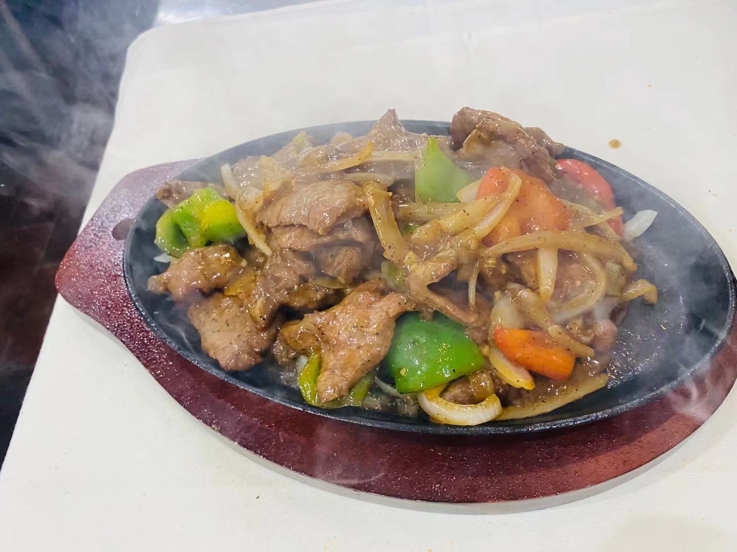 Order B3. Sizzling Black Pepper Beef food online from Wei Buford store, Buford on bringmethat.com