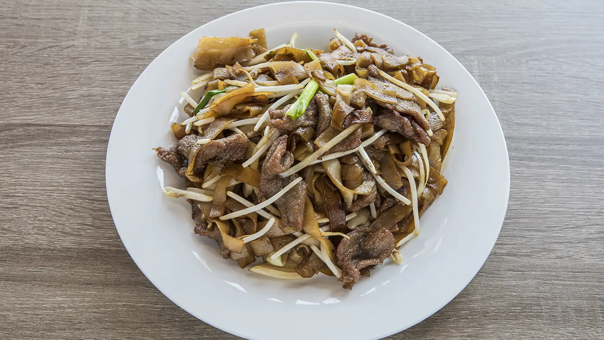 Order Beef Chow Fun food online from Wok Express store, Lake Forest on bringmethat.com
