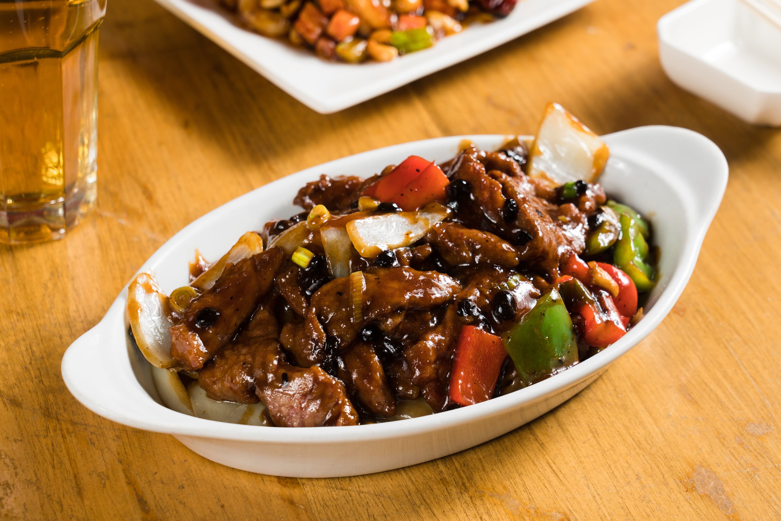 Order N7. Chow Fun with Beef in Black Bean Sauce food online from Ollie's Noodle Shop & Grille store, New York on bringmethat.com