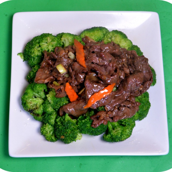 Order 302. Beef with Broccoli food online from Fung Wong Chinese Restaurant store, Daly City on bringmethat.com