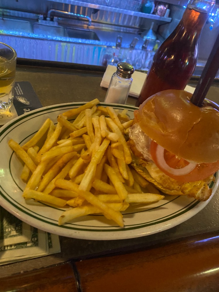 Order Classic Burger with Fries food online from Irish Eyes Pub And Restaurant store, Philadelphia on bringmethat.com