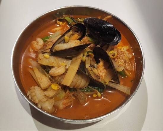 Order Seafood Spicy Soup Noodles  food online from Golmok Restaurant store, Palisades Park on bringmethat.com