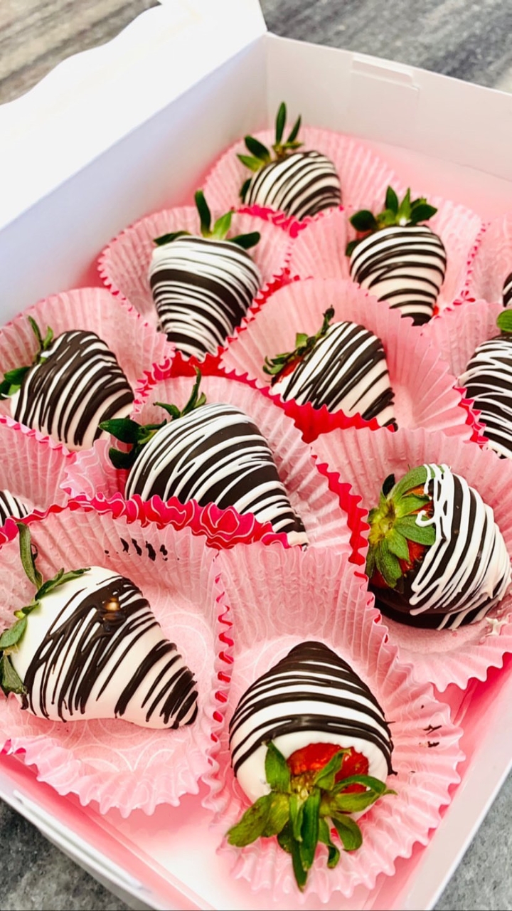 Order Dipped Strawberries Dozen food online from Seaport Fudge Factory store, San Diego on bringmethat.com