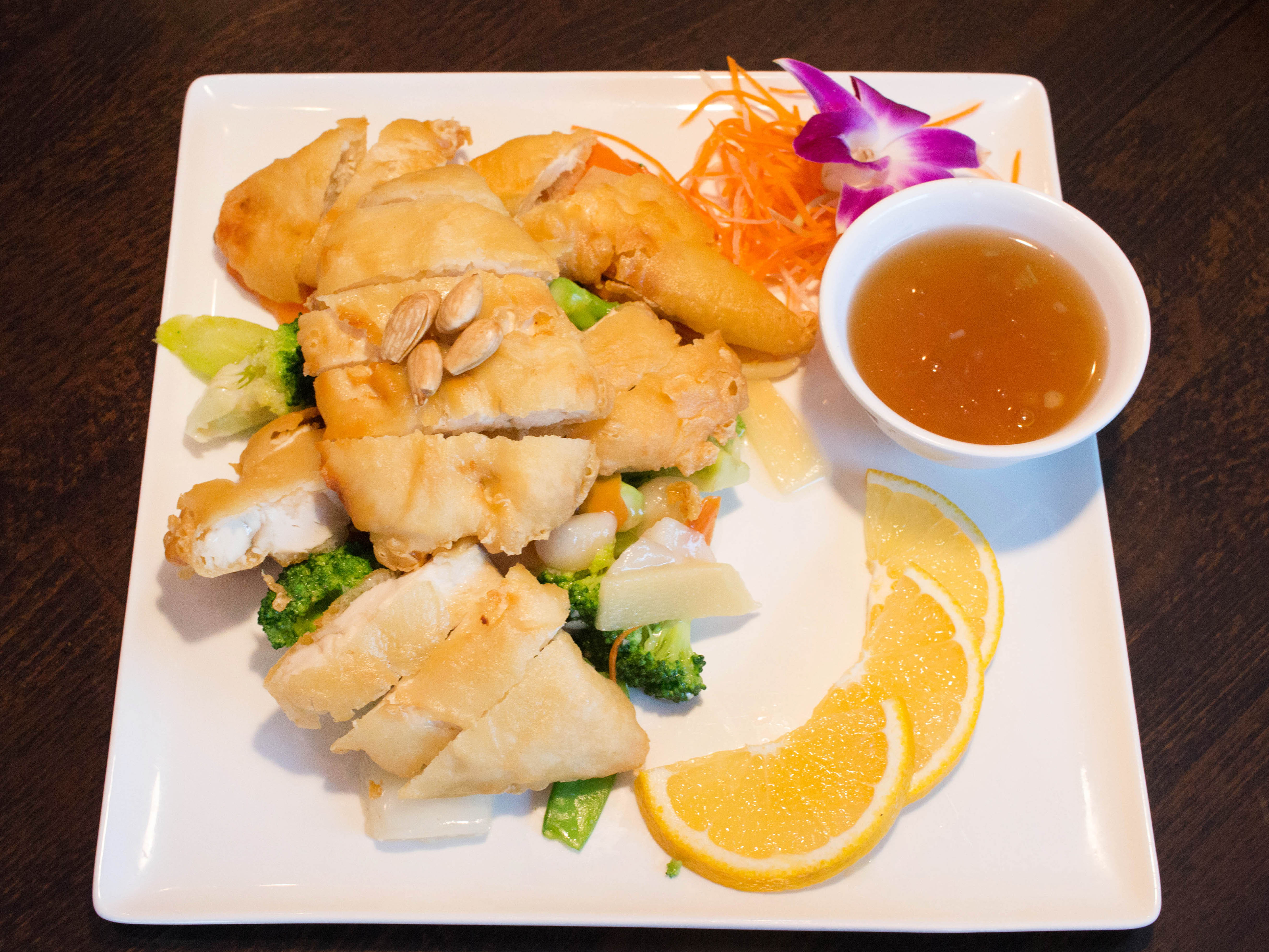 Order H11. Almond Boneless Chicken food online from Ichiban Sushi Chinese Cuisine store, New Hudson on bringmethat.com