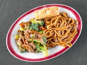 Order CS2. Beef with Broccoli food online from Lucky Rice 888 store, Dallas on bringmethat.com