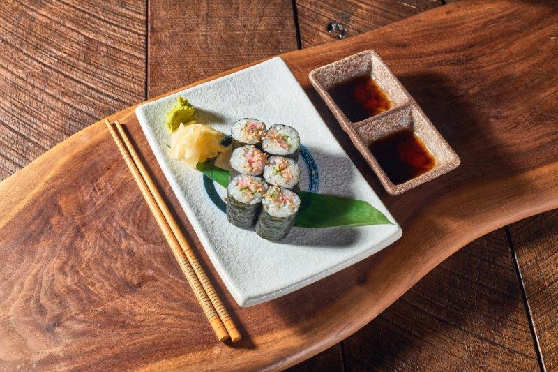 Order Hamachi Maki Roll food online from Rocket Sushi store, San Francisco on bringmethat.com