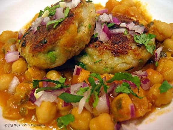 Order Aloo Tikki Chaat food online from Samraat Curry Hut store, Newark on bringmethat.com