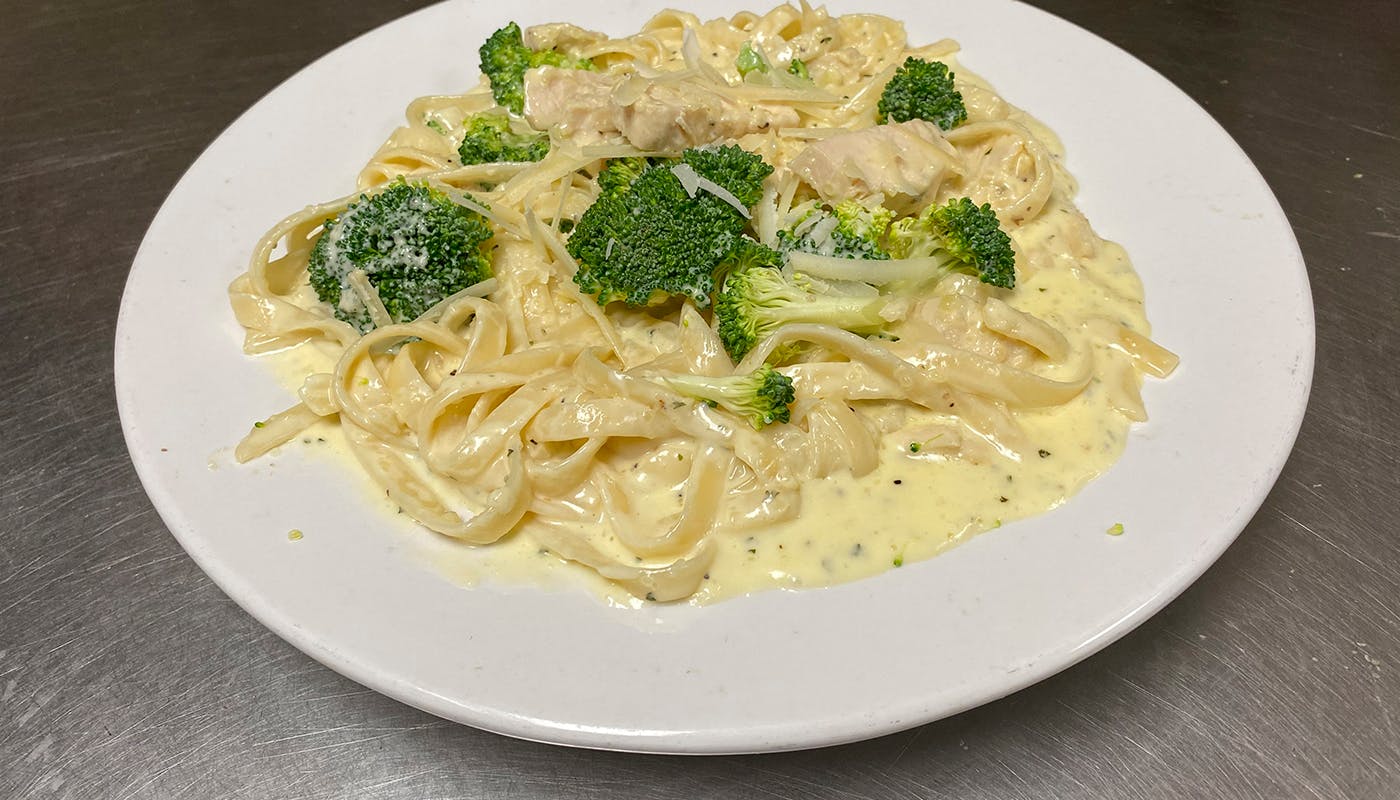Order Fettuccine Chicken and Broccoli - Pasta food online from New York New York Pizza and Pasta store, La Mesa on bringmethat.com
