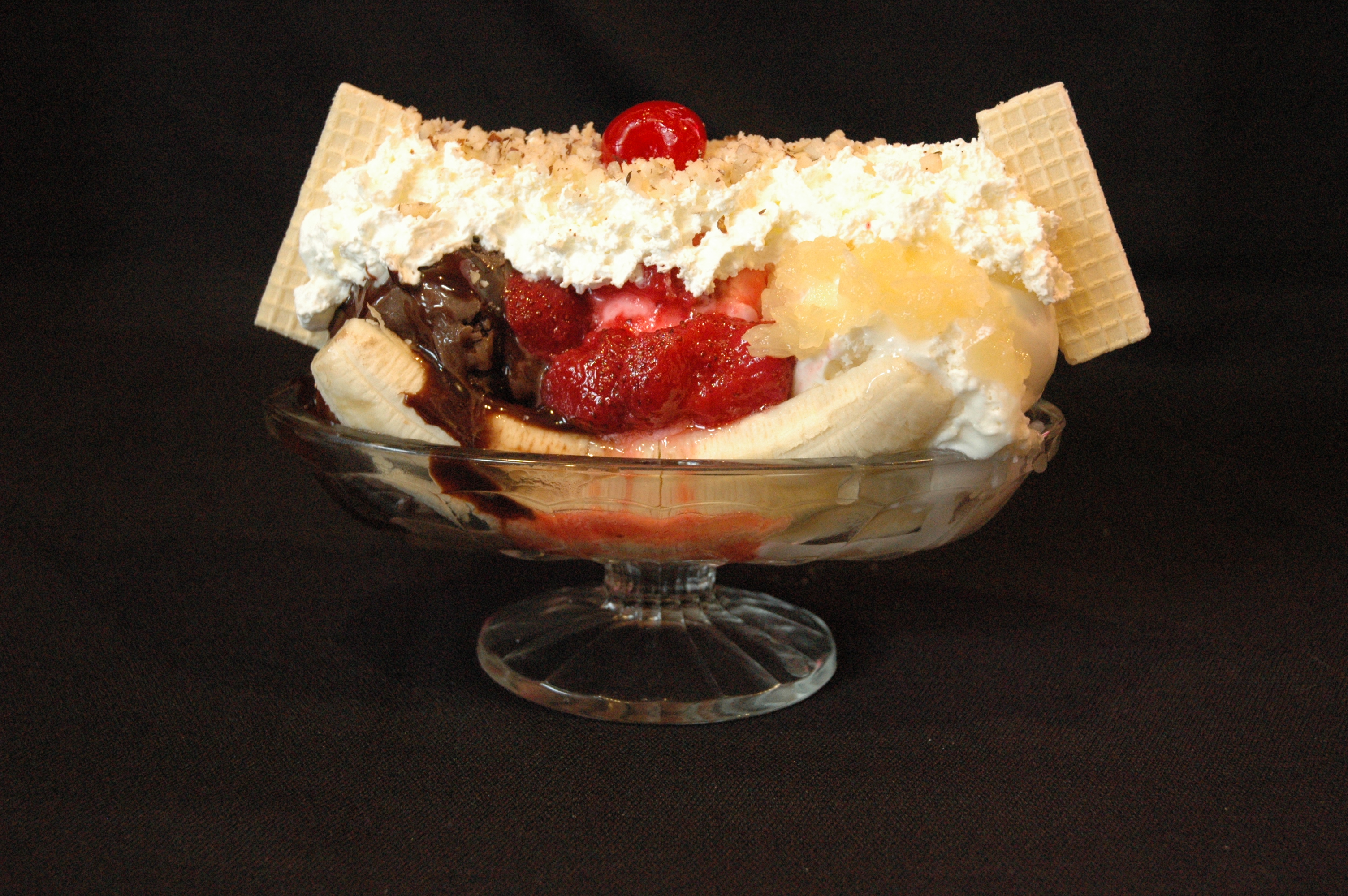 Order Old Fashioned Banana Split food online from Lindys Chili & Gerties Ice Cream store, Bridgeview on bringmethat.com