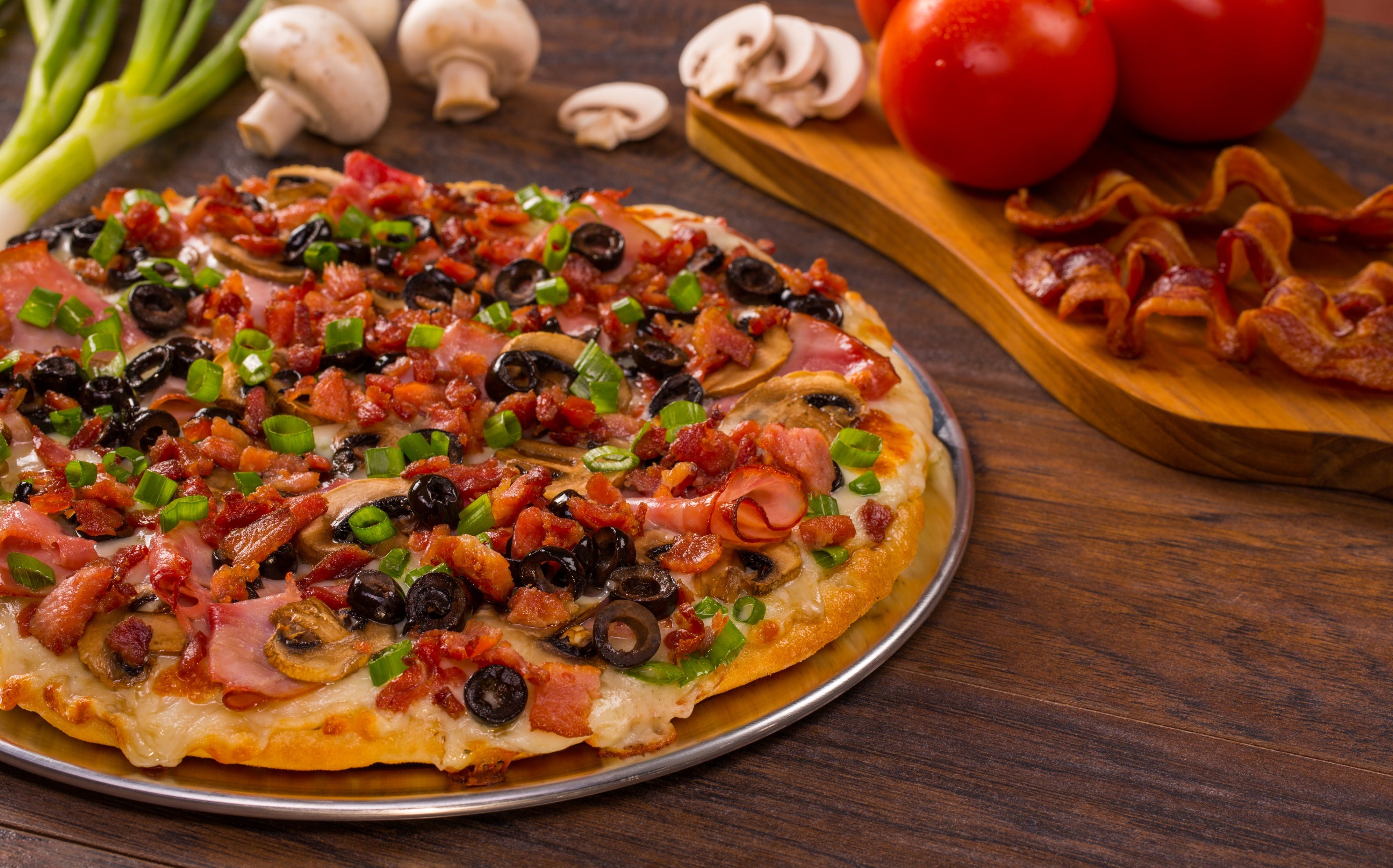 Order Sizzlin' Bacon Classic Pizza - Small 10'' (10 Slices) food online from Mountain Mike's Pizza store, Stockton on bringmethat.com