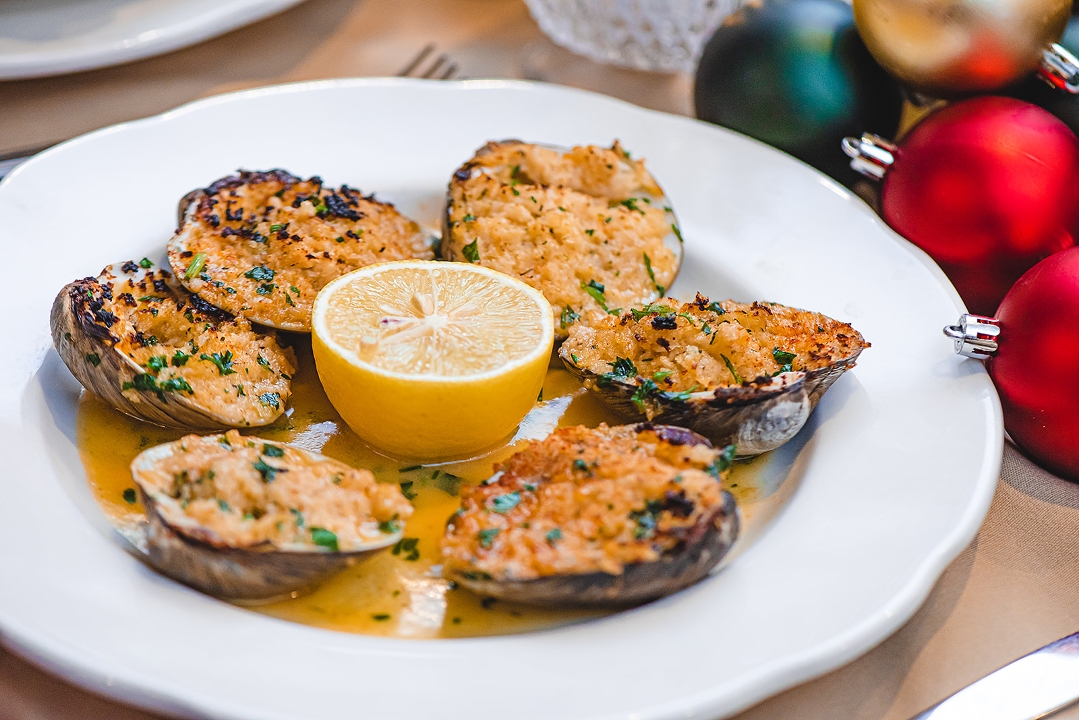 Order Baked Clams food online from Gene & Georgetti store, Chicago on bringmethat.com