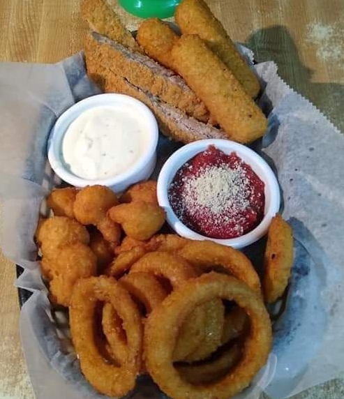 Order Combo Basket food online from Famous City Billiards store, Creve Coeur on bringmethat.com