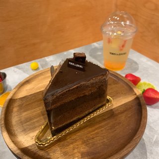 Order Chocolate Gateau food online from Tous Les Jours store, Burlingame on bringmethat.com