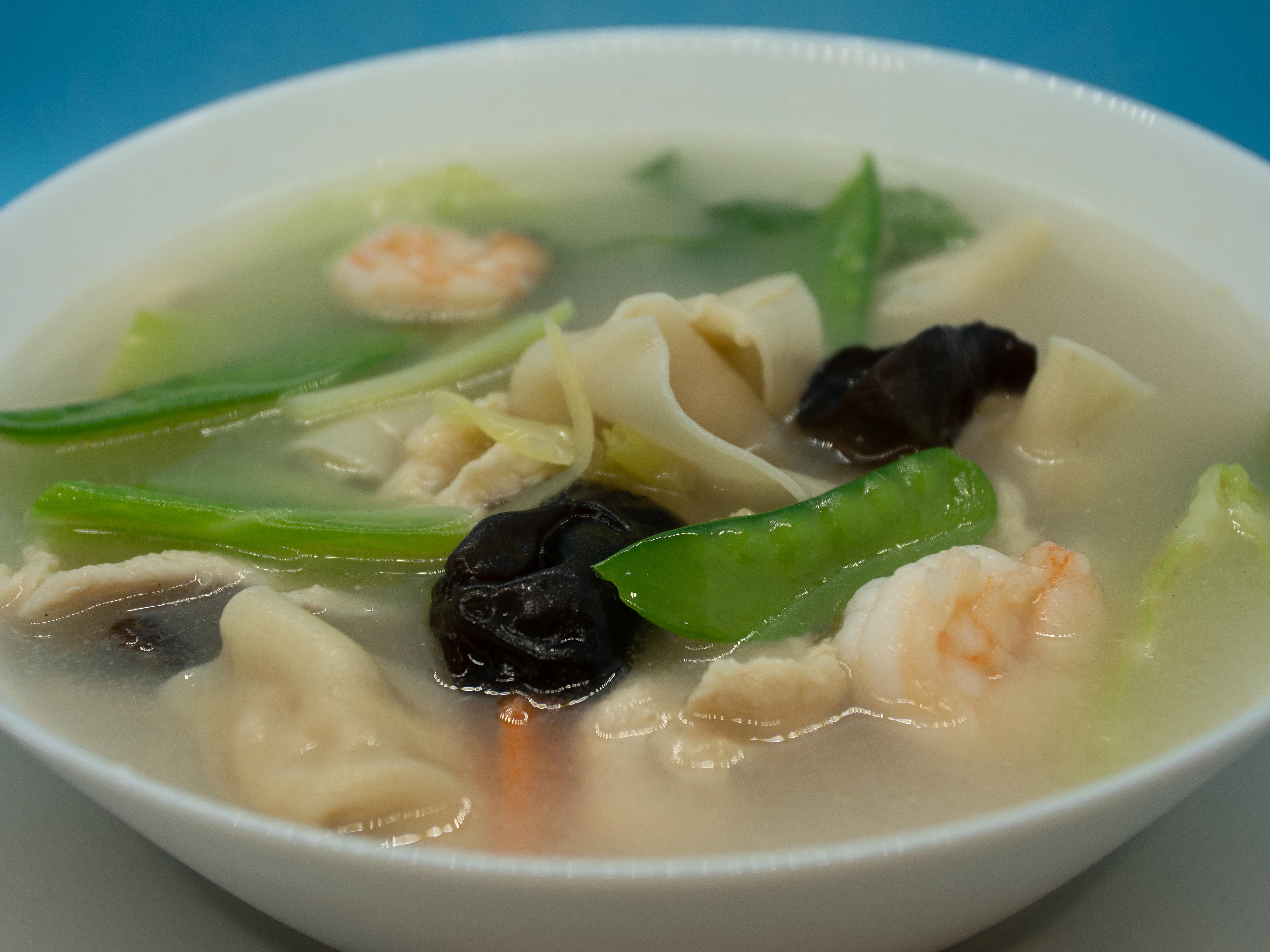 Order B2. War Wonton Soup  云吞汤 food online from Hai master kitchen store, Laguna Woods on bringmethat.com