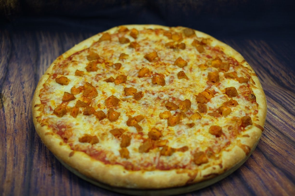 Order Classic Buffalo Chicken Pizza - Small 12'' (6 Cut) food online from Oscar's Pizza store, Colonie on bringmethat.com