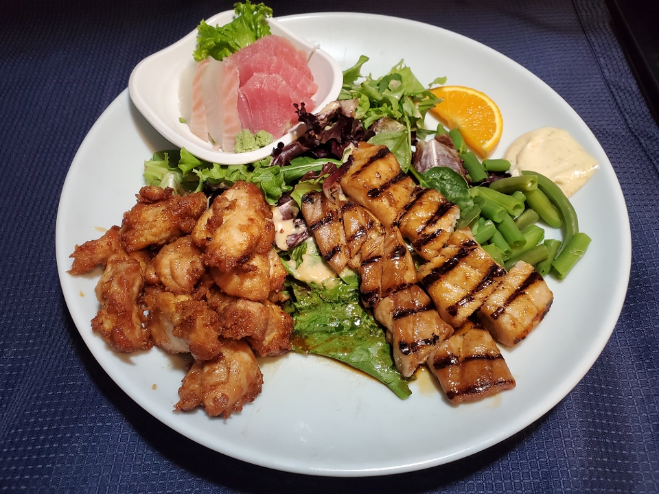 Order No.7 Sashimi, Tuna Steak, Sesame Chicken food online from Taiko Japanese Restaurant store, Irvine on bringmethat.com