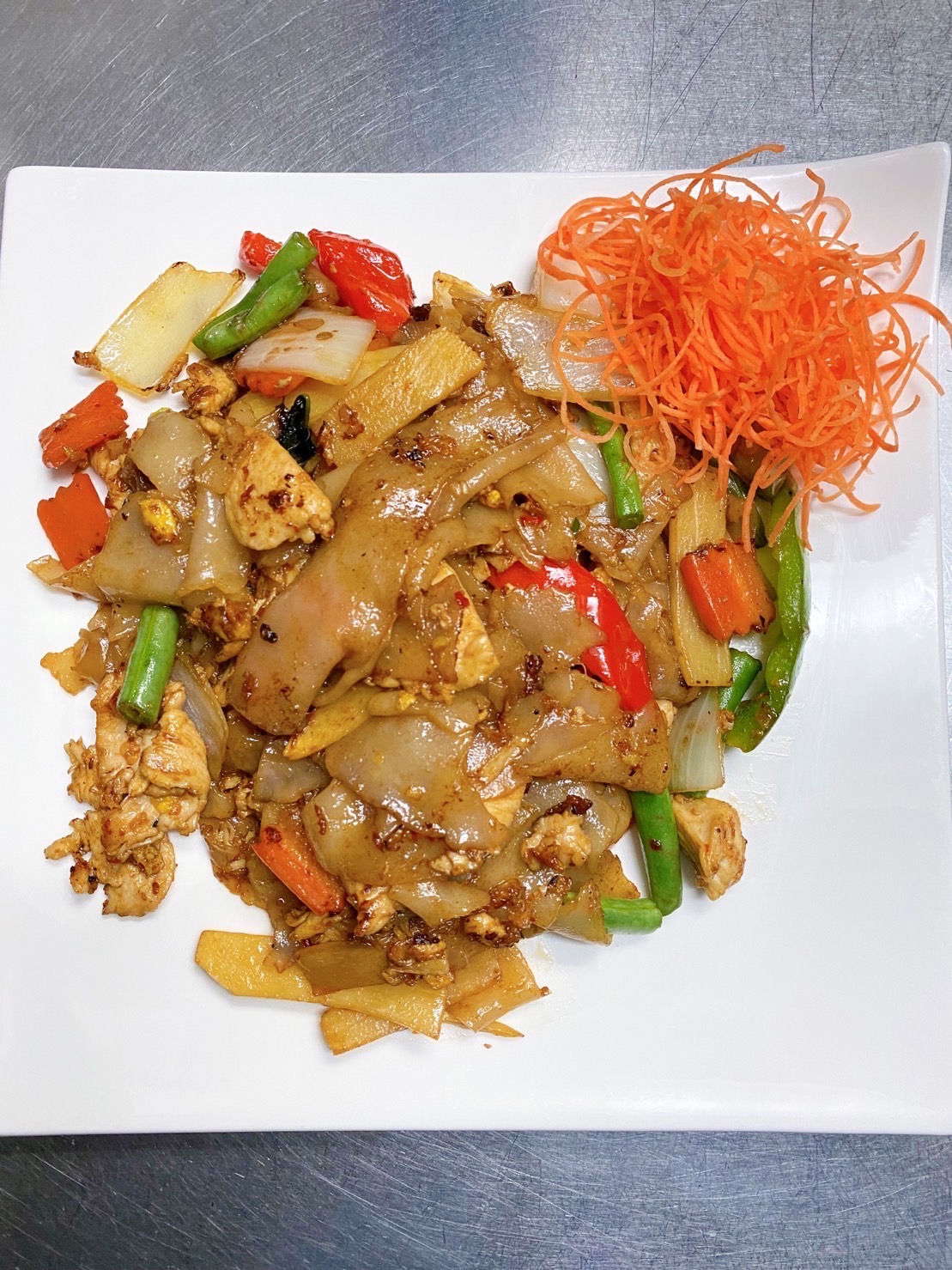 Order PAD KEE MAO (L) food online from Mee Thai Cuisine store, Brooklyn on bringmethat.com