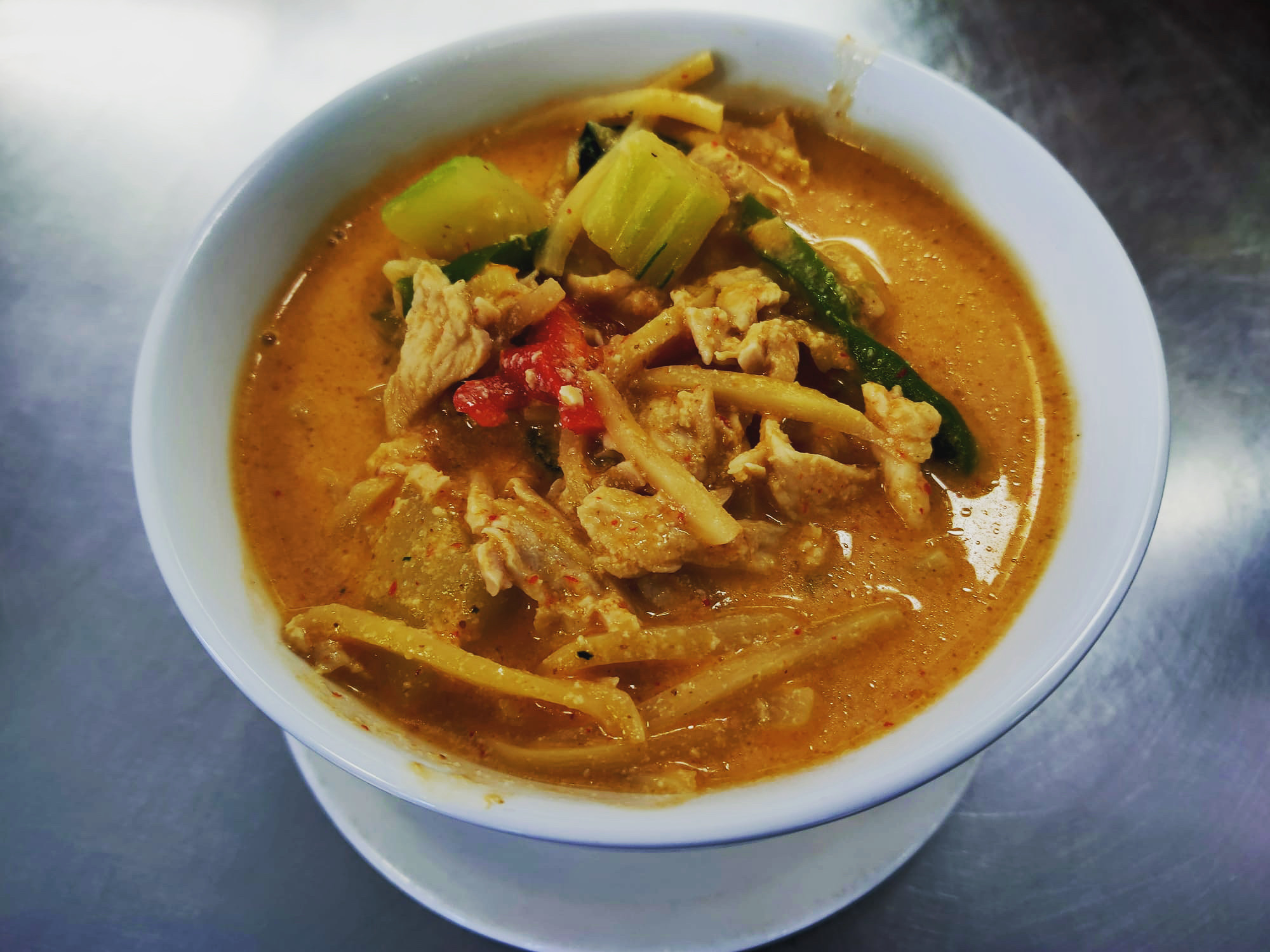Order Red Curry food online from Mee Mee"S Authentic Thai Cuisine store, Temple on bringmethat.com