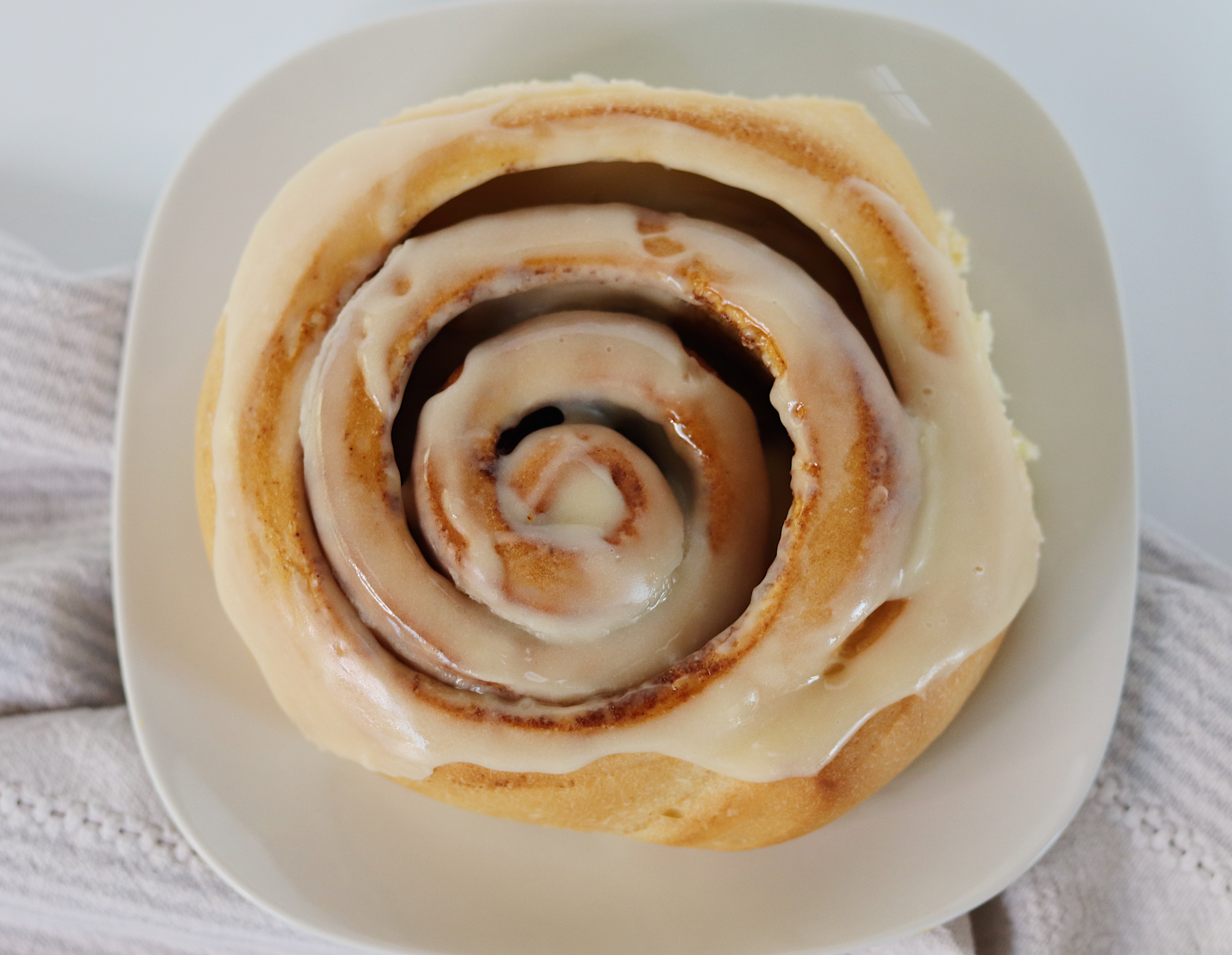Order Cinnamon Rolls food online from Willy Bagels & Blends store, Brentwood on bringmethat.com