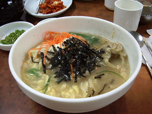 Order F-18. Dumpling and Sliced Rice Cake Soup (떡만둣국/饺子米片汤) food online from Restaurant Namsan store, Los Angeles on bringmethat.com
