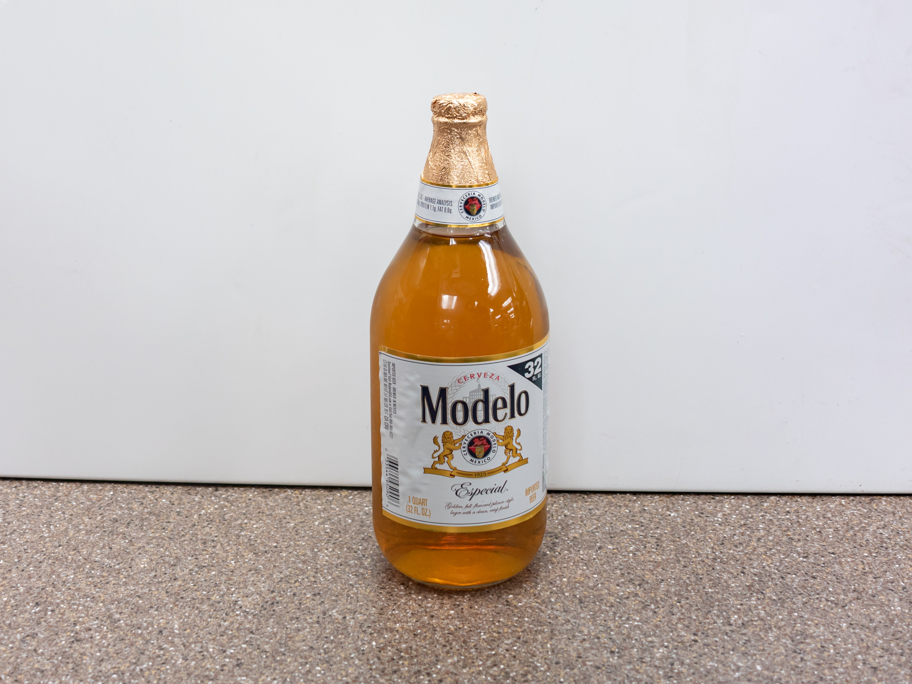 Order Modelo Especial Beer, 32 oz. Bottle food online from Kangaroo Food Mart store, Cathedral City on bringmethat.com