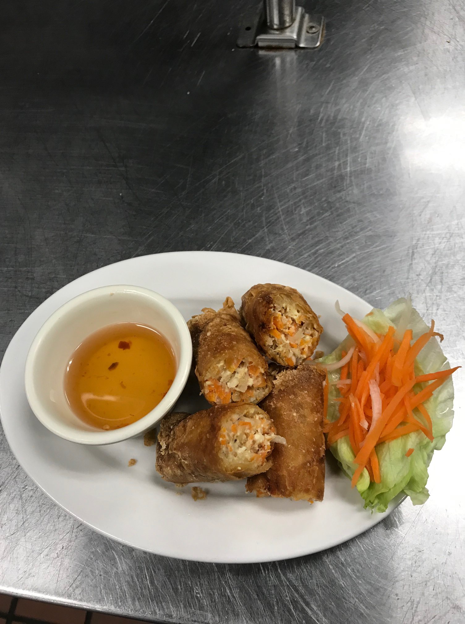 Order A8. Crispy Vegetable Eggroll / Chả Giò Chay (2 pcs) food online from Pho 95 store, Alexandria on bringmethat.com