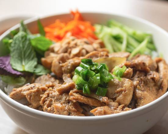 Order Pan Fried Lemongrass Chicken Vermicelli food online from Banh Mi & Che Cali store, Pasadena on bringmethat.com