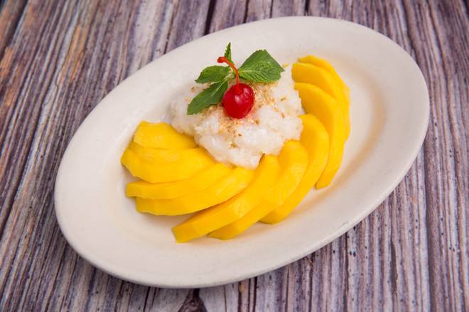 Order Sweet Sticky Rice with Mango (Seasonal) food online from King Of Thai Noodle store, San Francisco on bringmethat.com