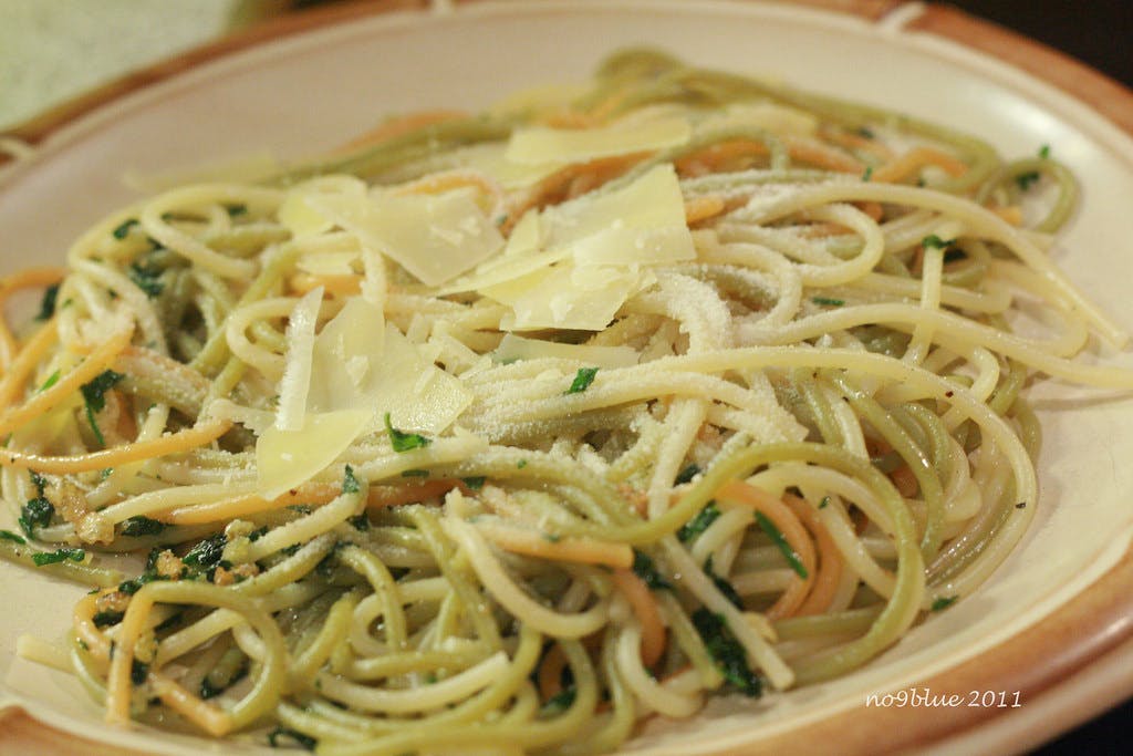 Order Spaghetti with Garlic & Oil - Pasta food online from Pino Ii Pizzeria & Restaurant store, Nazareth on bringmethat.com