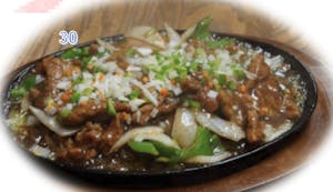 Order 30. Sizzling Beef Slices with Black Pepper Sauce 铁板黑椒牛柳 food online from Lan House store, Lincoln on bringmethat.com