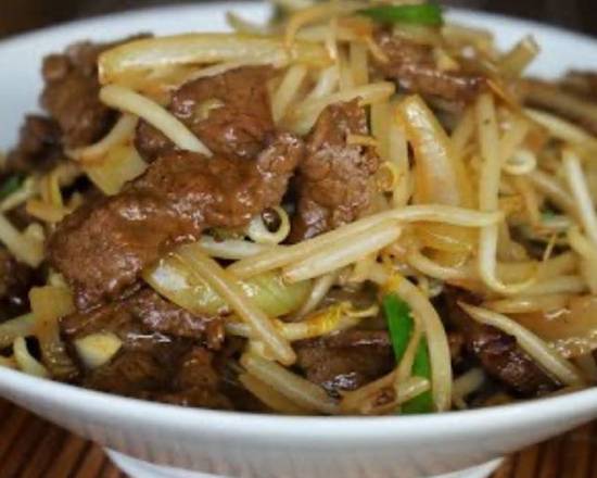 Order Beef Chow Mein (qt) food online from Wu's Garden store, Upper Leacock on bringmethat.com