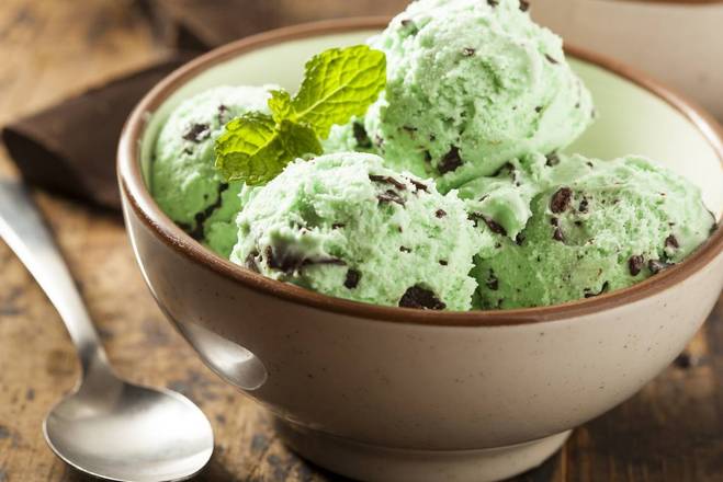 Order Alec's Organic Ice Cream Mint Chocolate Chip (1 pt) food online from Classic Candy Shack store, San Francisco on bringmethat.com