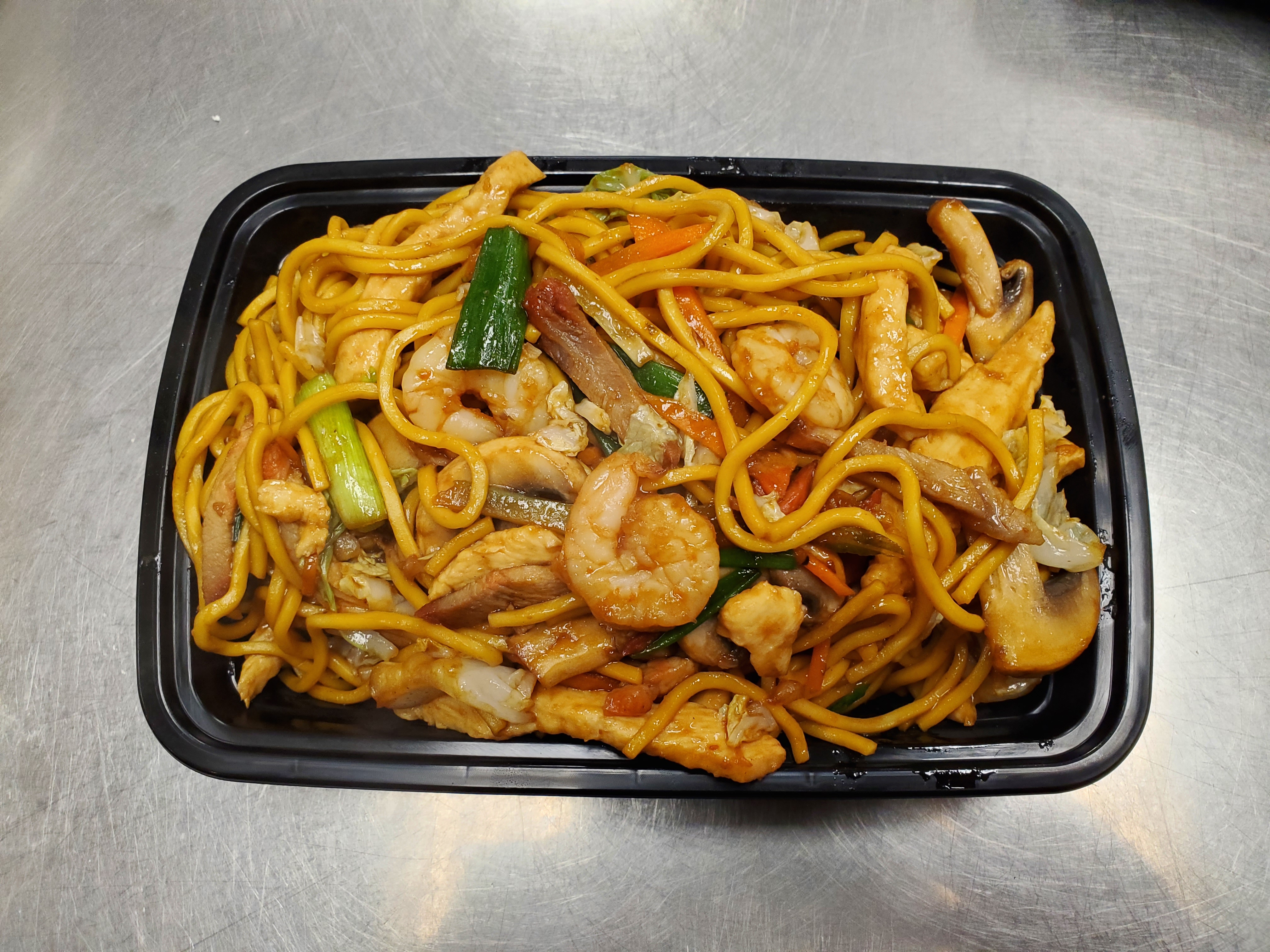 Order 35. House Special Lo Mein food online from Great Wall Chinese Restaurant store, Frederick on bringmethat.com
