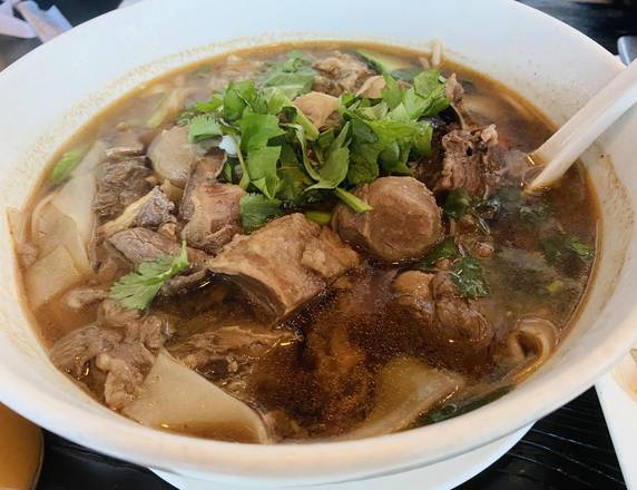 Order B04. Combination Beef Noodle Soup food online from New Thai Elephant store, San Mateo on bringmethat.com