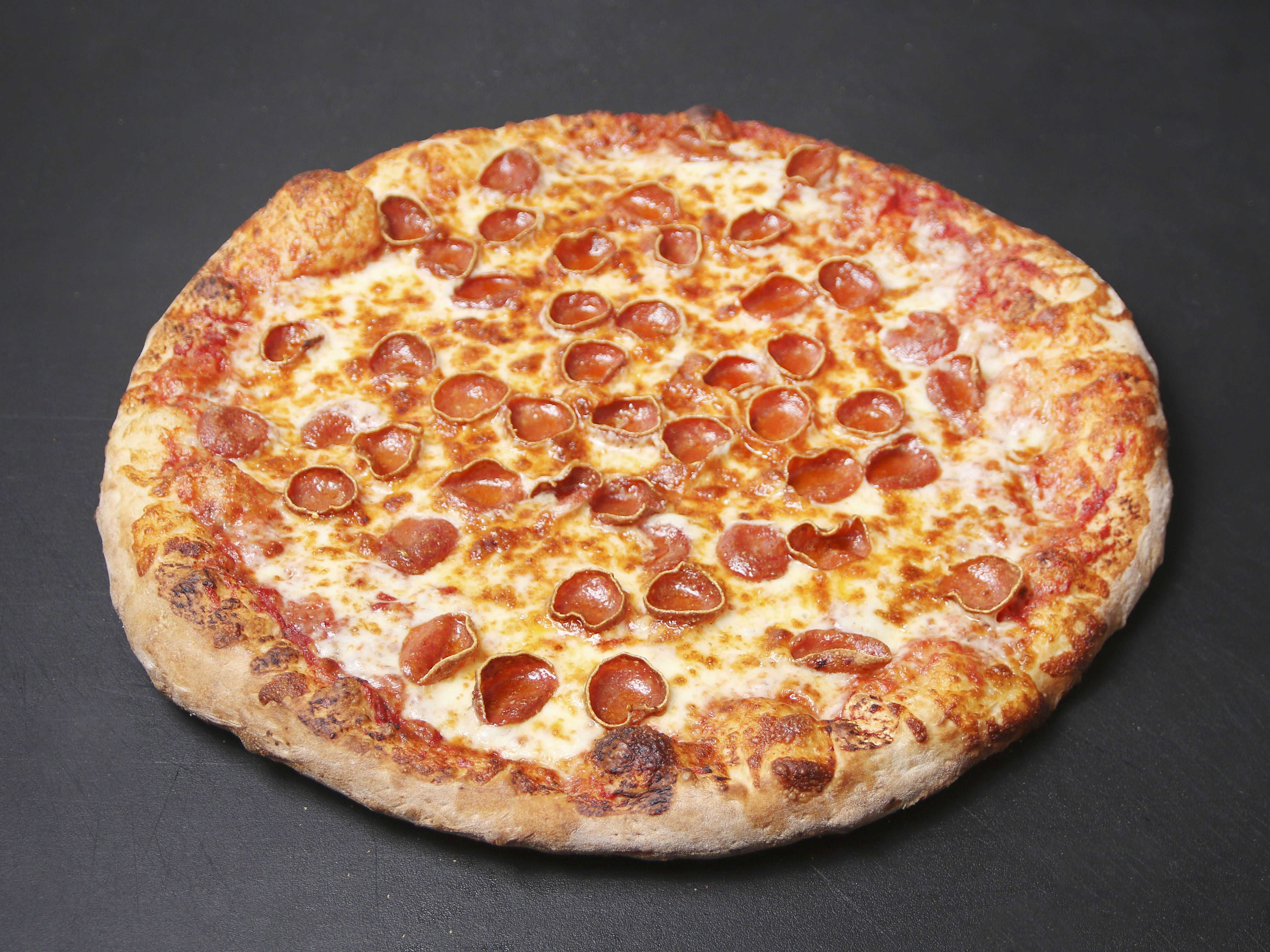 Order Deluxe Pizza food online from Alibi Express store, Lake Orion on bringmethat.com