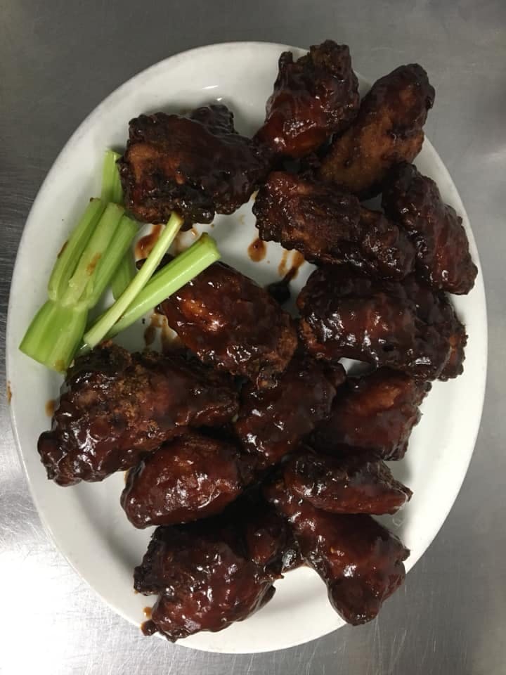 Order Traditional Chicken Wings - 8 Pieces food online from Freds Pizza & Italian Restaurant store, Grand Rapids on bringmethat.com