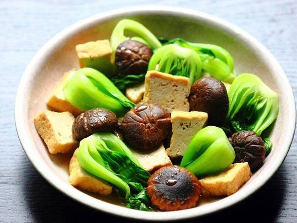 Order U4. Chinese Mushroom with Tofu Soup 香菇豆腐汤 food online from Jade Restaurant & Lounge store, Seattle on bringmethat.com