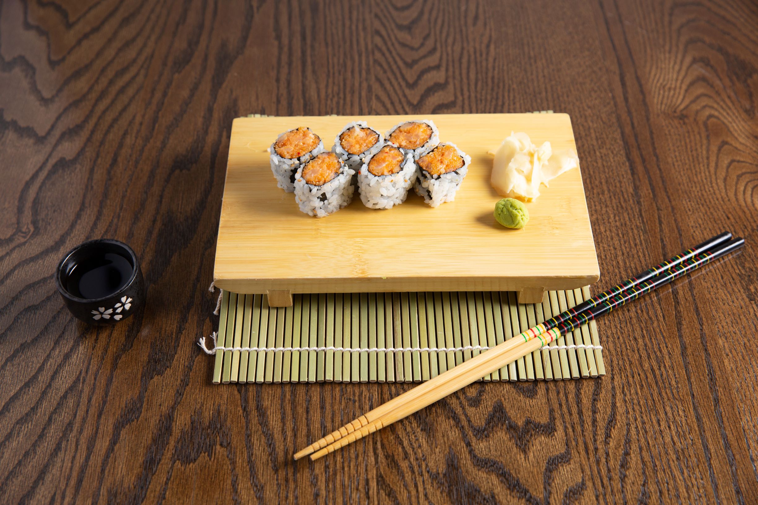 Order Spicy Salmon Roll food online from Sushi para japanese restaurant store, New York on bringmethat.com