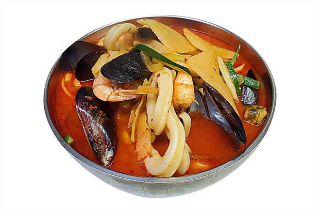 Order Spicy Noodles Soup with Seafood (Maeun Haemul Kalguksu)매운해물칼국수 food online from Halmae Noodle 할매칼국수 store, Palisades Park on bringmethat.com