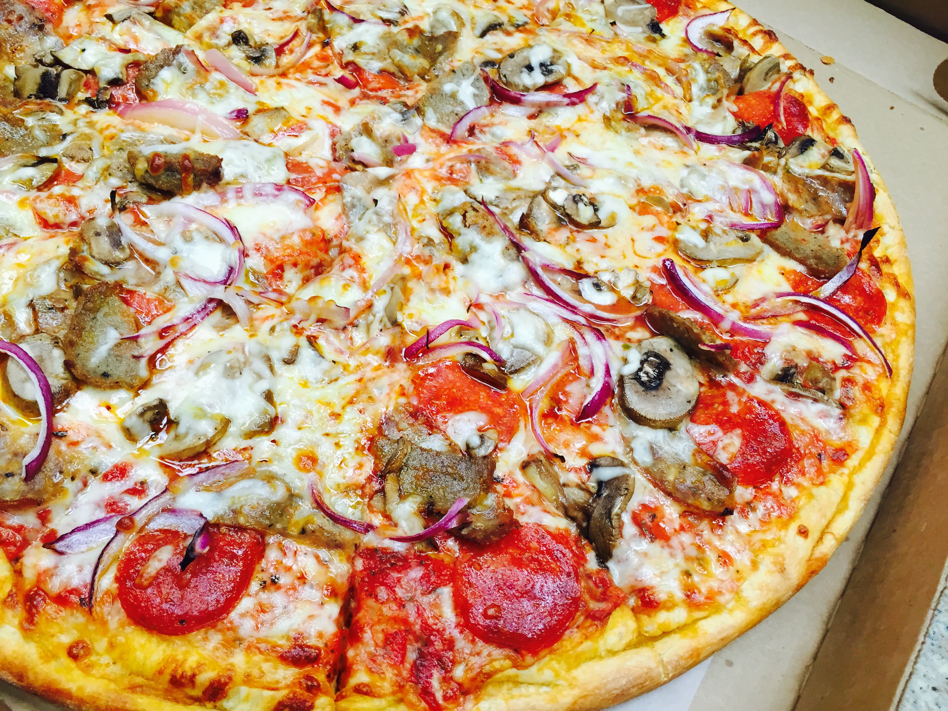 Order Deluxe Pizza food online from Gusto Pizza store, Delmar on bringmethat.com