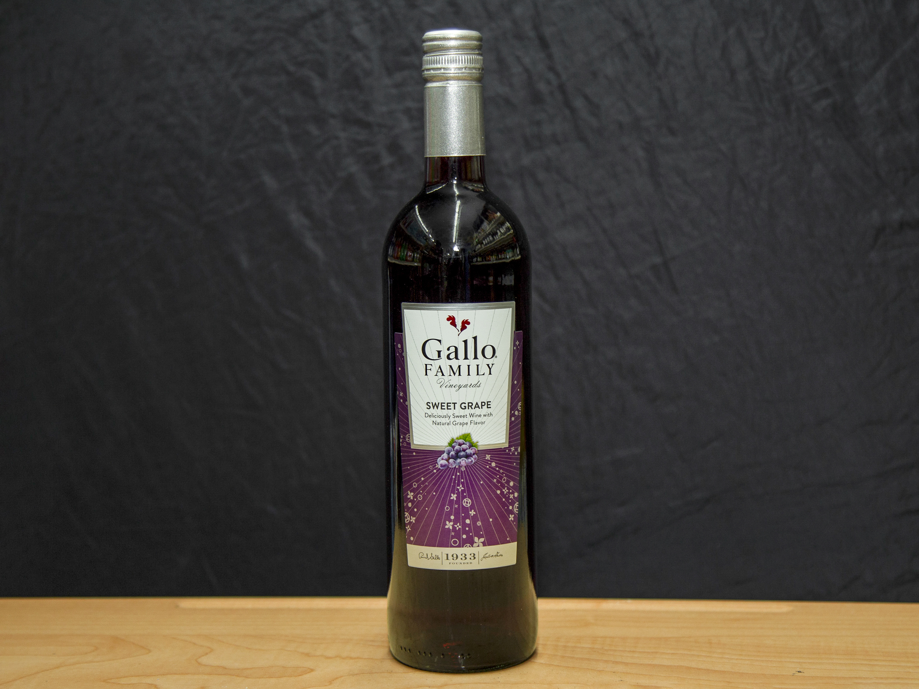 Order Gallo Family Vineyards Sweet Grape Wine, 750 ml. Red Wine (9.0% ABV) food online from Platinum Star Food & Liquor store, Chicago on bringmethat.com