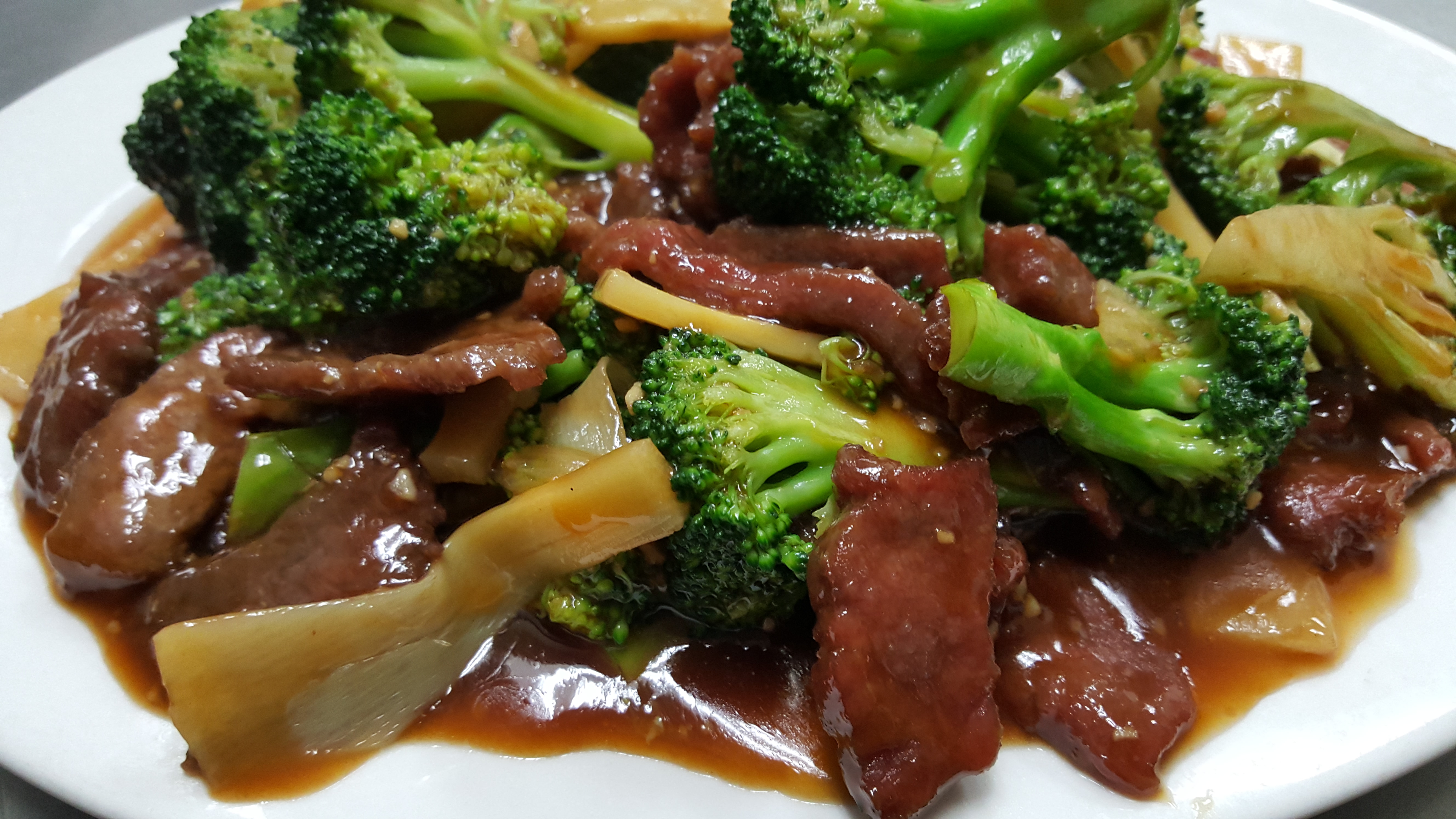 Order B7. Beef with Broccoli food online from Twin Dragon Restaurant store, Niles on bringmethat.com