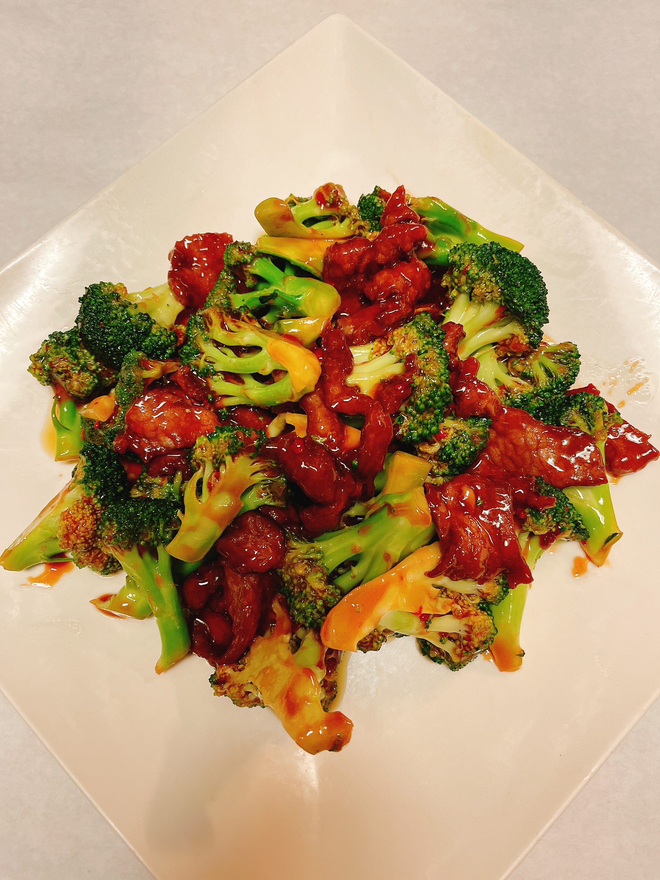 Order Sliced Beef with Broccoli food online from Pearls Chinese Restaurant store, New York on bringmethat.com