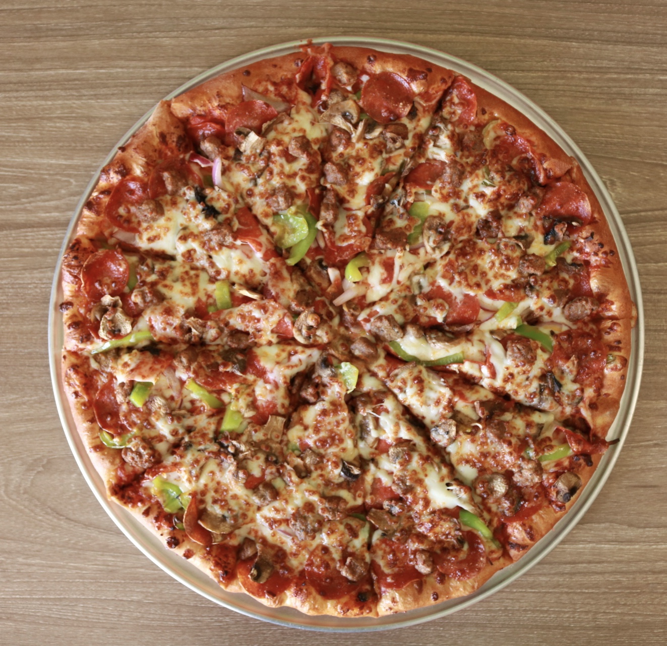 Order Deluxe Pizza food online from Super Pizza Veloz store, Bell Gardens on bringmethat.com